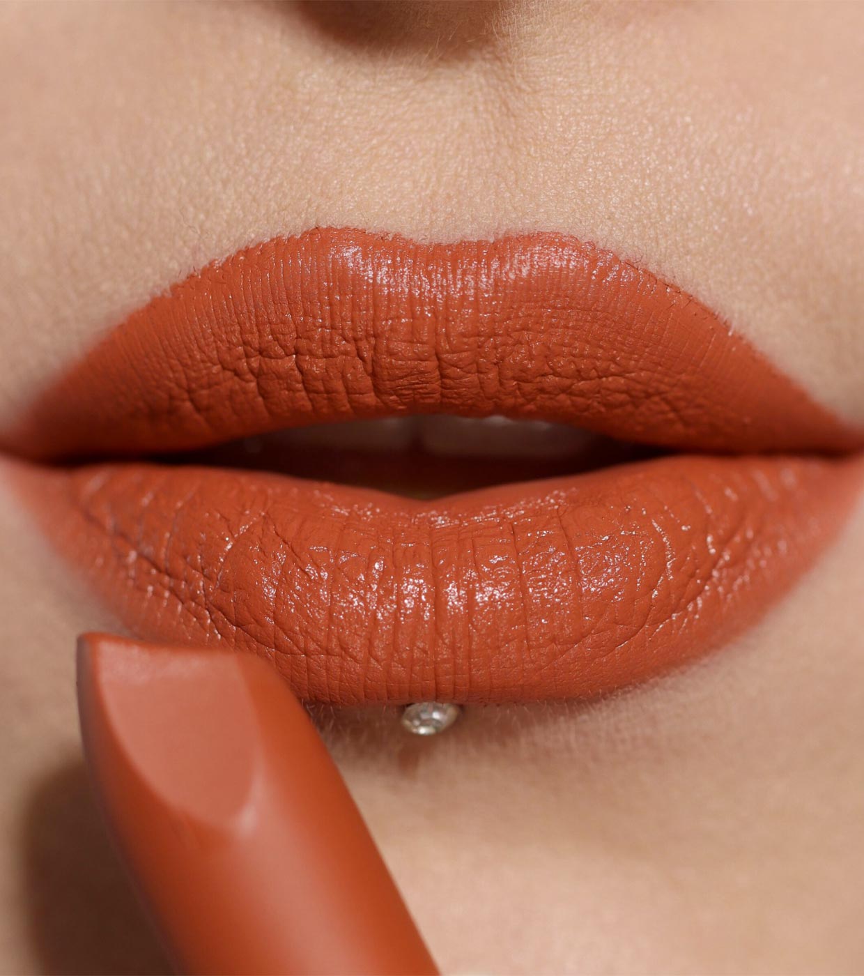Revolution - Barra de labios satinada Lip Allure - Rebel Rust